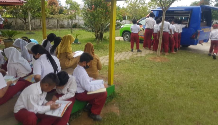 Kunjungan Layanan Perpustakaan Keliling Provinsi Kalimantan Barat ke SDN No. 2 Sungai Raya