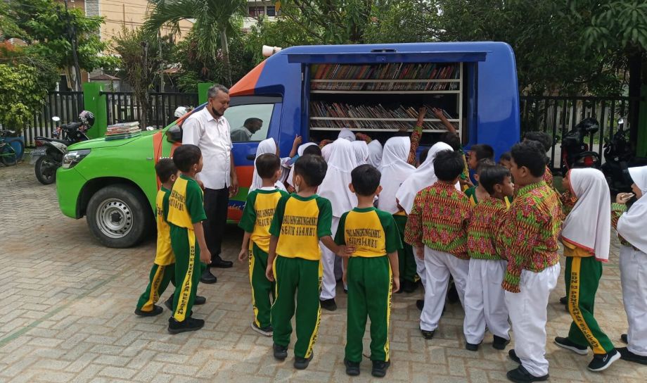 Kunjungan Layanan Perpustakaan Keliling ke SDN 03 Pontianak Selatan